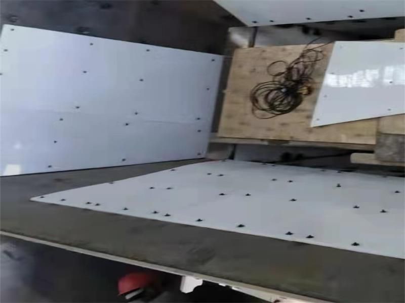 实拍高分子耐磨衬板安装现场